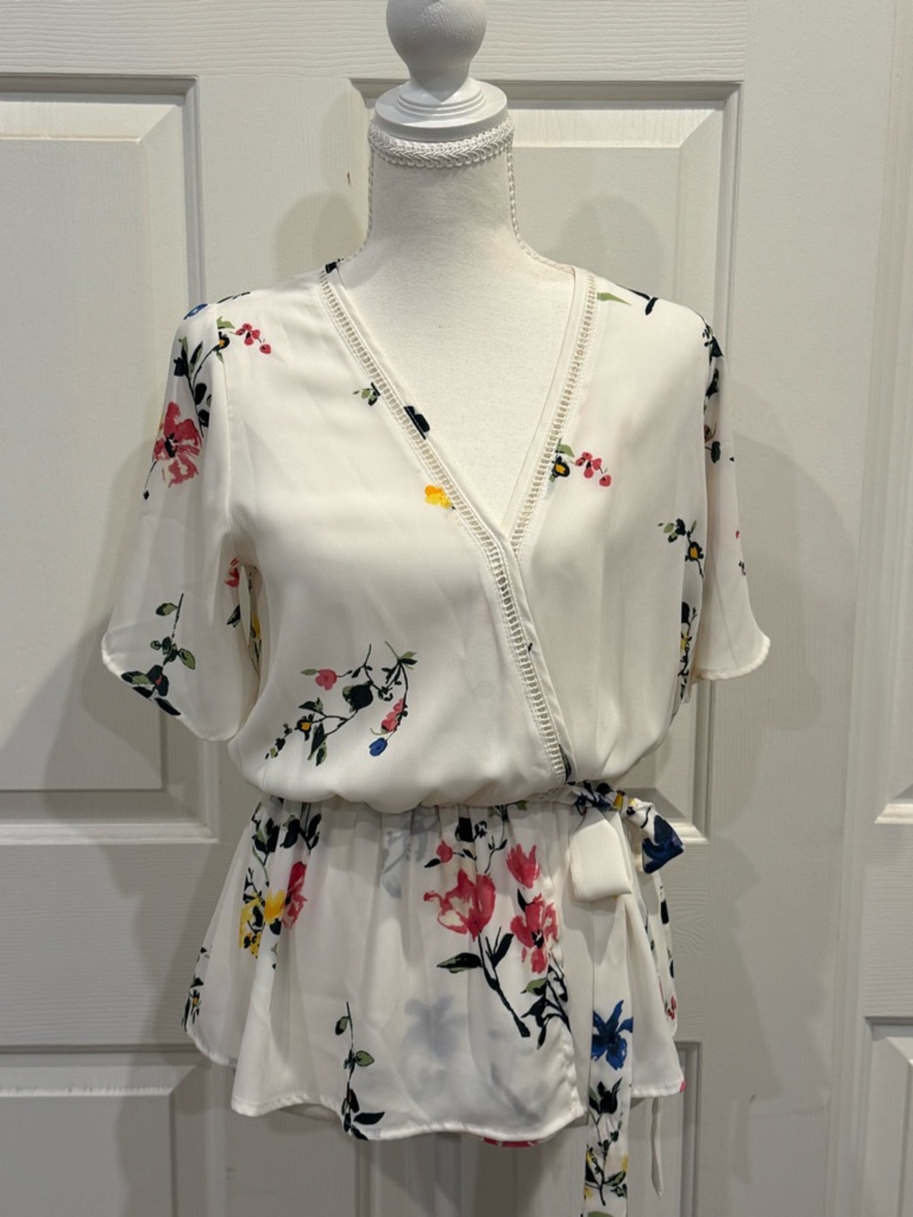 Sienna Sky Floral Wrap Blouse Peplum Tie Waist Top White Size M - Picture 2 of 7
